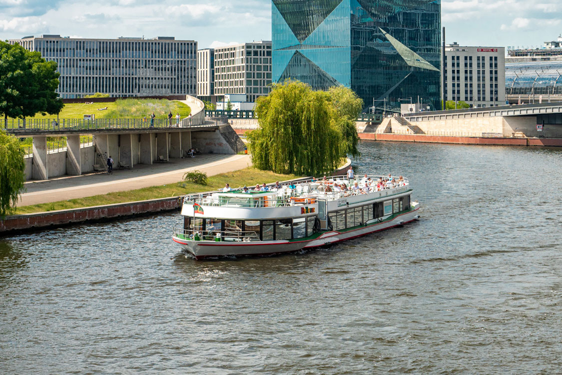 Eines Unserer Premium-Schiffe auf einer Charterfahrt in Berlin.