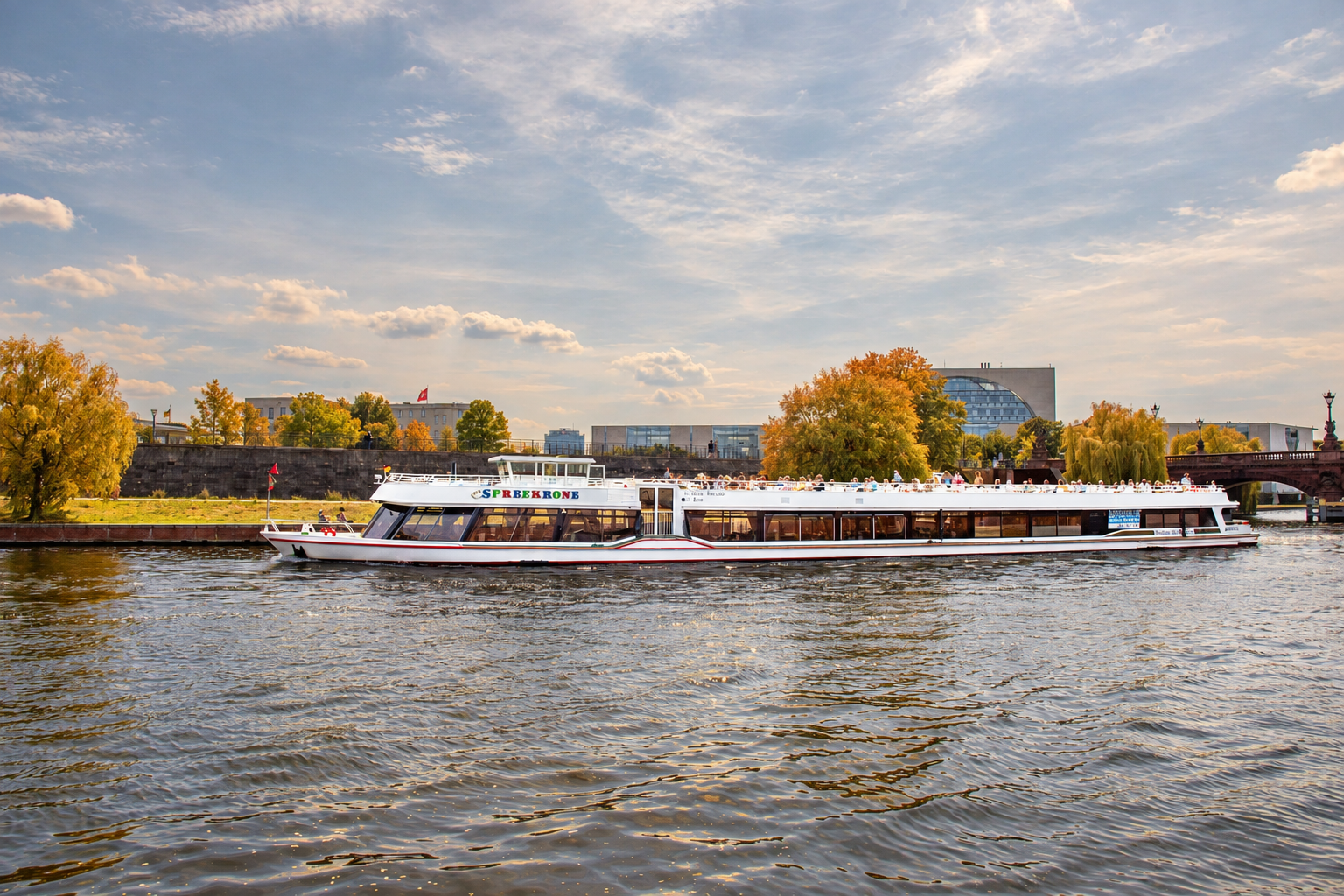 Schiff der Reederei Winkler auf der Spree in Berlin