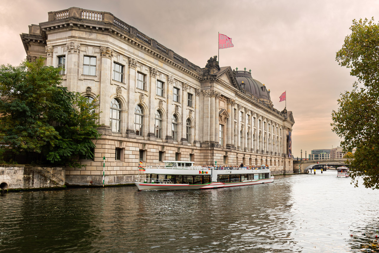 Schiff der Reederei Winkler auf der Spree Museumsinsel