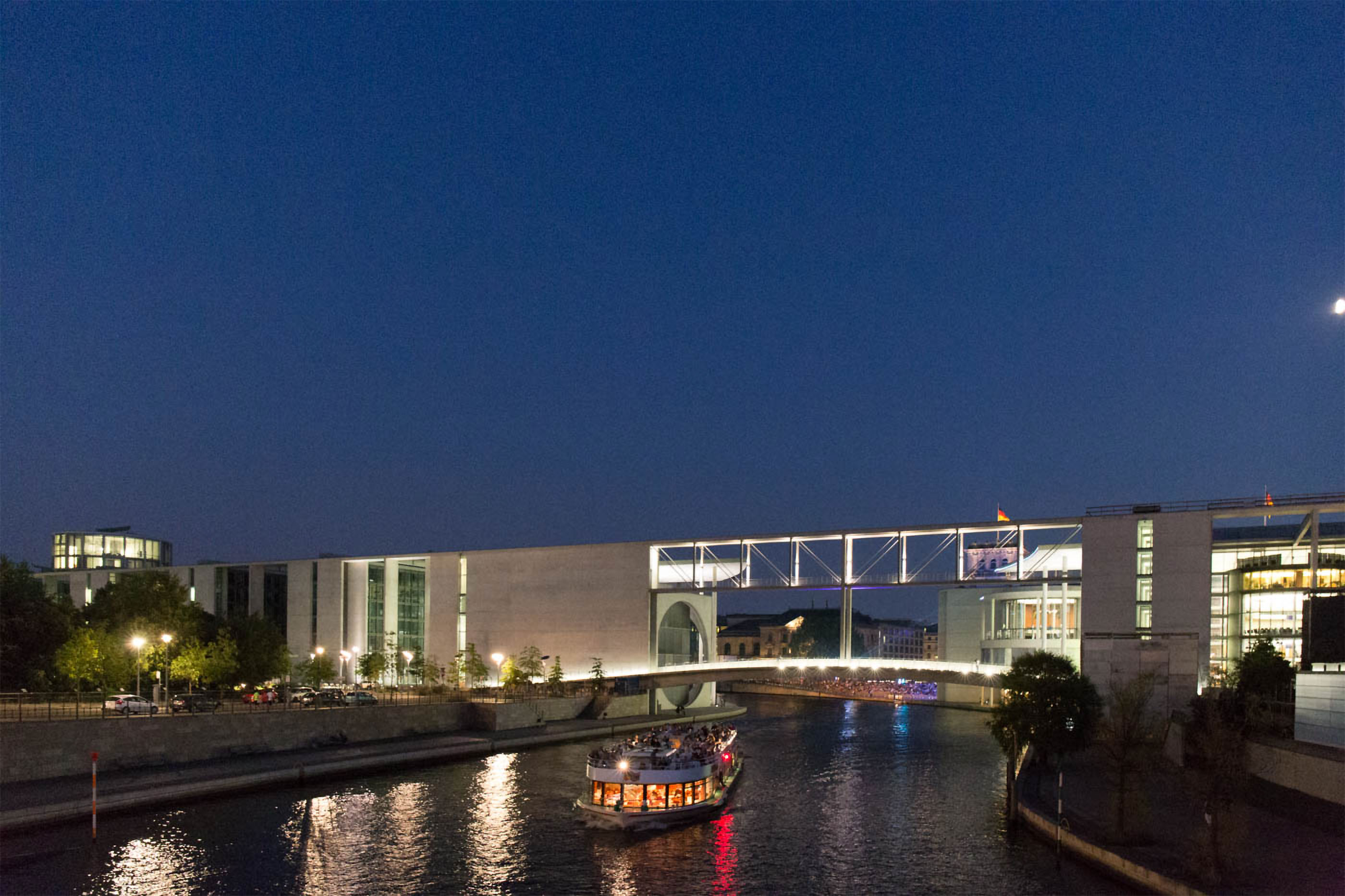 Ein Schiff der Reederei Winkler am Abend auf der Spree in Berlin
