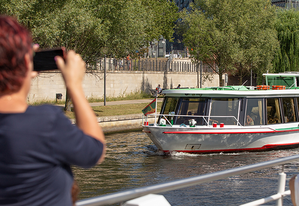 Familie auf einem unserer Schiffe während einer Berlin Sightseeing Tour.