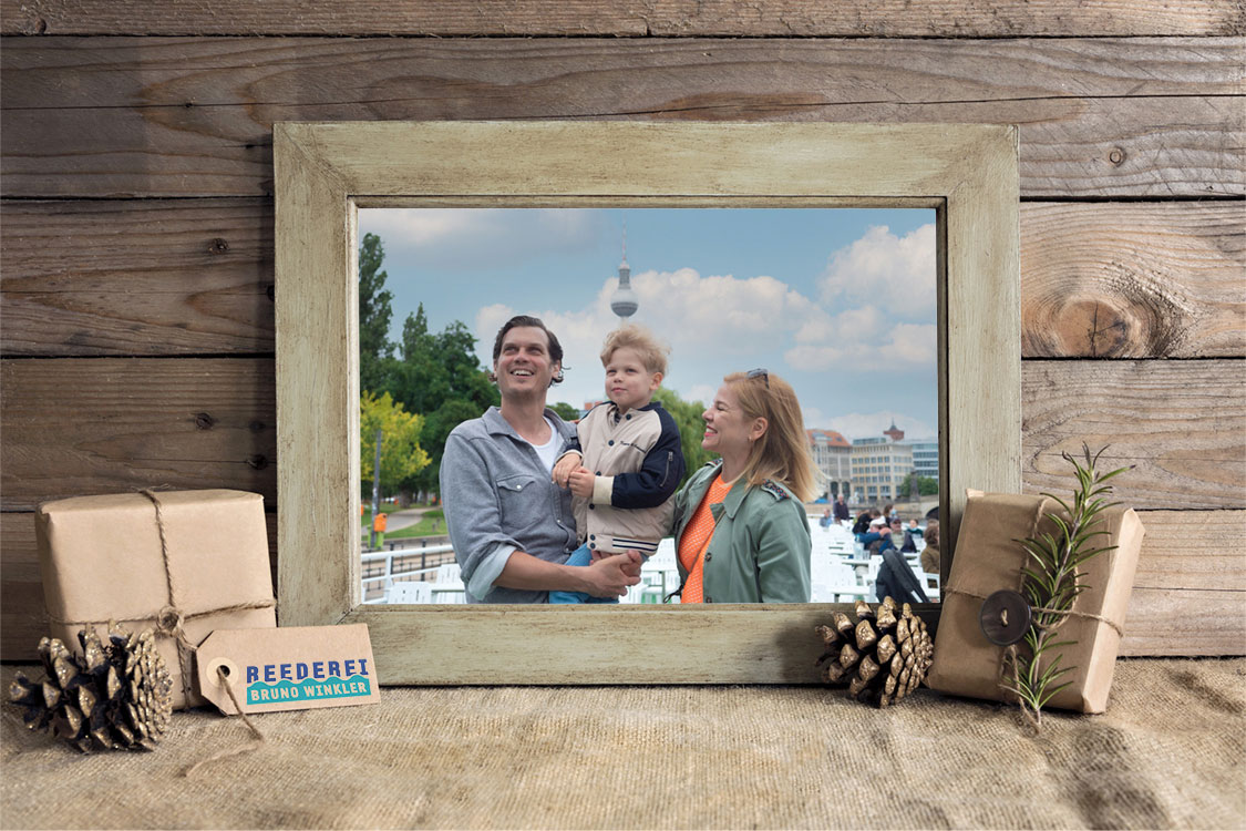 Familienfoto auf einer Spreefahrt der Reederei Winkler
