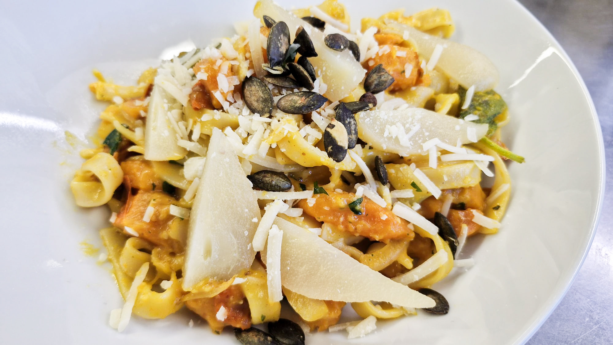 Birnen-Kürbis-Pasta mit Salbeibutter