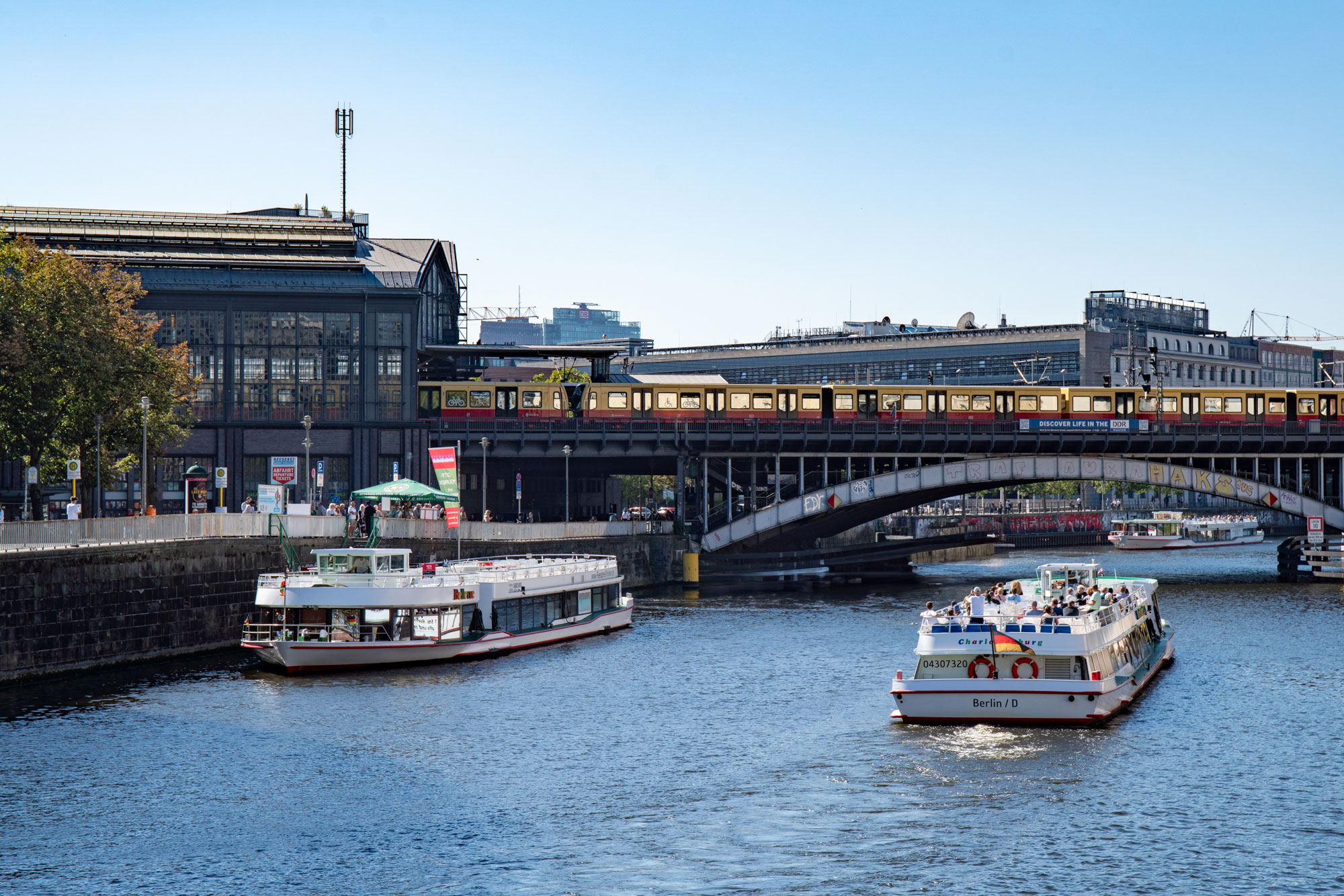 2 Schiffe der Reederei Winkler auf der Spree an der Friedrichstraße in Berlin