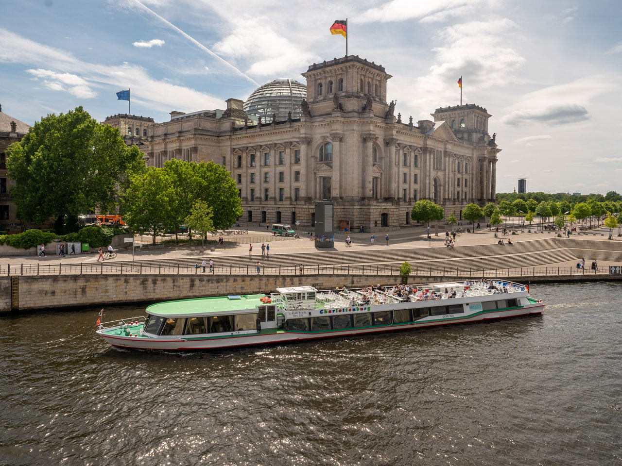 Schiff der Reederei Winkler vor dem Reichstag auf der Spree in Berlin 